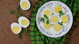 Už jste slyšeli o vařiči vajec? Zvládne připravit ztracená vejce, omeletu i rýži a ještě ohřeje párky
