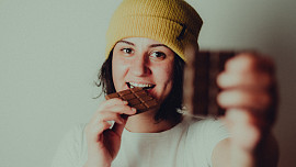 Místo chipsů oříšky a čokoládu bez cukru: Chytré triky, jak nahradit nezdravé jídlo dietním a zhubnout