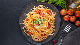 9 skvělých jídel do horkého počasí: Špagety s marinovanými rajčaty nebo salát z kuřecího masa a rýže zasytí, ale nedají moc práce