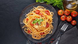 9 skvělých jídel do horkého počasí: Špagety s marinovanými rajčaty nebo salát z kuřecího masa a rýže zasytí, ale nedají moc práce