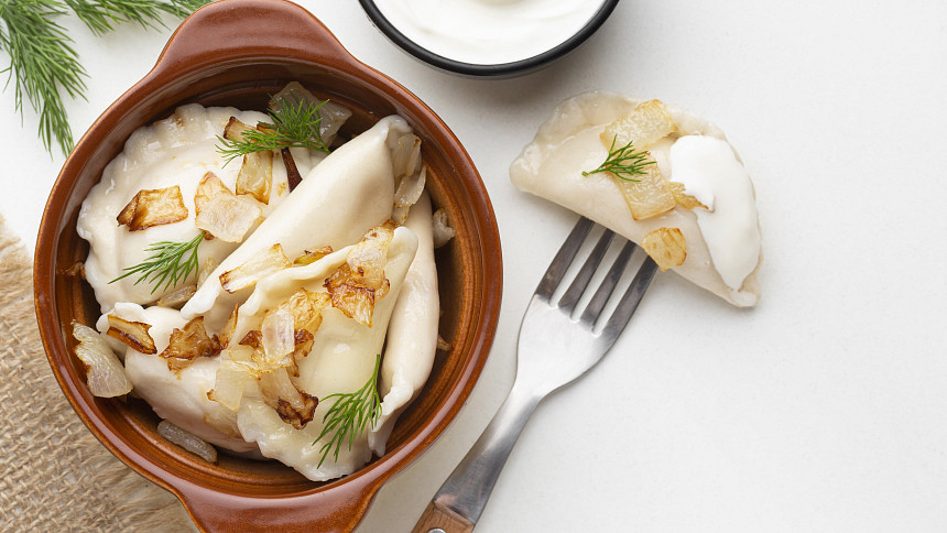Pierogi plněné bramborami, sýrem, tvarohem, masem či špenátem patří mezi nejoblíbenější polské jídlo.