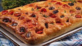 Zapomeňte na pizzu: Tohle je nejnadýchanější italské pečivo, kterému neodoláte. Trik je v důlcích