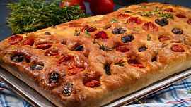 Zapomeňte na pizzu: Tohle je nejnadýchanější italské pečivo, kterému neodoláte. Trik je v důlcích