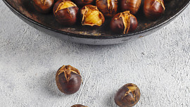 Sezona pečených kaštanů je tu: S pár fígly je příprava snadná a vychutnáte si je horké, s pečeným kuřetem i v roládě
