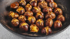 Sezona pečených kaštanů je tu: S pár fígly je příprava snadná a vychutnáte si je horké, s pečeným kuřetem i v roládě