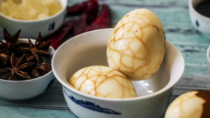 Marinovaná vejce na asijský způsob jsou netradiční chuťovkou vonící kořením. Příprava je snadná, stačí jen voda, čaj a koření