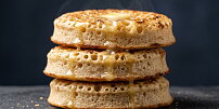Na britských crumpets si pochutnáte víc než na obyčejných lívancích. Jsou nadýchané a máslo do sebe nasávají jako houba