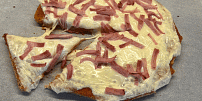 Vyzkoušeli jsme rychlou pizzu z toustového chleba a výsledek nás příjemně překvapil: Za 15 minut ji podáváte a chutná skvěle