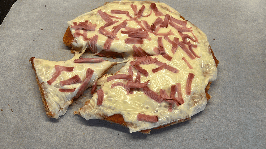 Chutnou pizzu si můžete připravit snadno a rychle pomocí toustového chleba.