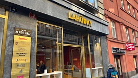 Legendární lahůdkářství Zlatý Kříž opět otevřelo: Tradiční chlebíček stojí 49 Kč, v nabídce je ale i verze vepřo-knedlo-zelo