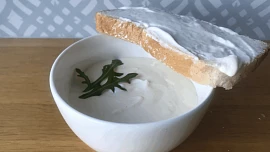 Vyzkoušeli jsme za vás: Jak na domácí lučinu z jogurtu a smetany nebo jen z mléka a citronu? Jednoduchý postup zvládne každý