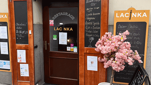 Poctivý tříchodový oběd za 157 korun v centru Prahy? Restaurace Lacinka ukazuje, že to jde. Navíc chutně a na úrovni