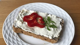 Půlhodina zábavy a domácí tavený sýr jen ze tří surovin je na stole! Je levnější, zdravější a jemnější než z obchodu