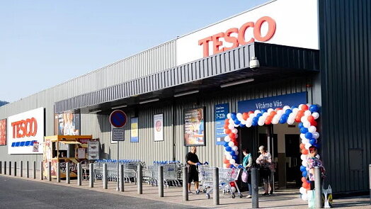 Zákazníci Tesca mají strach o slevy i oblíbené zboží. Řeší Clubcard a rozvoz nákupů, spojení s Albertem se jim nelíbí
