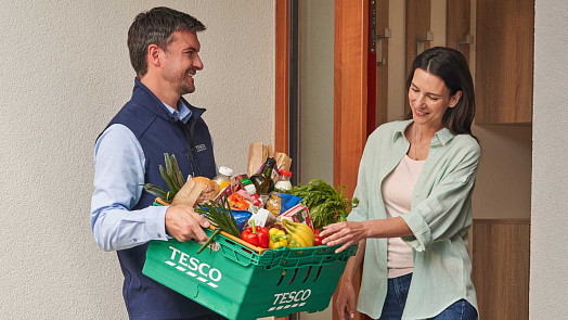 Tesco přináší radost z Vánoc: výhodné nákupy pro zákazníky i pomoc místním komunitám