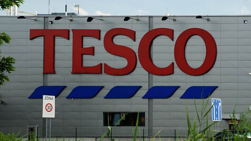 Majitel Albertu kupuje Tesco. Co čeká zákazníky