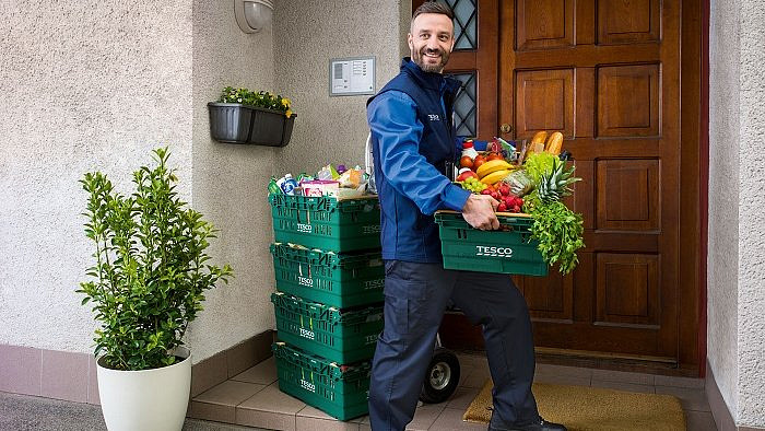 První potravinový e-shop u nás Tesco Online nákupy slaví desetileté výročí! Nákupy nyní doručuje v den objednání!
