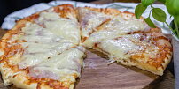 Připravte si pizzu jako z pizzerie. Domácí těsto je jednodušší, než se zdá, a výsledek stojí za to