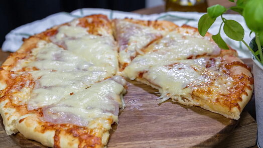 Připravte si pizzu jako z pizzerie. Domácí těsto je jednodušší, než se zdá, a výsledek stojí za to