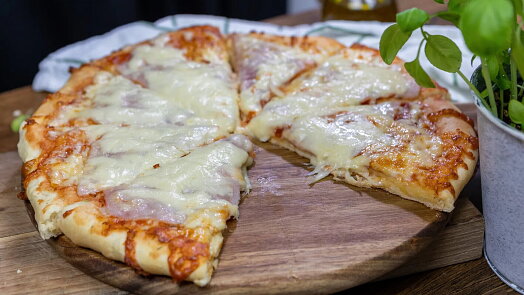 Připravte si pizzu jako z pizzerie. Domácí těsto je jednodušší, než se zdá, a výsledek stojí za to
