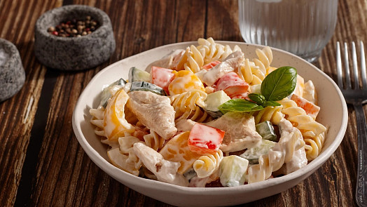 Jak na nejlepší těstovinový salát s kuřetem: Šťavnaté maso a svěží zelenina zaručí, že si ho zamilujete hned po prvním soustu