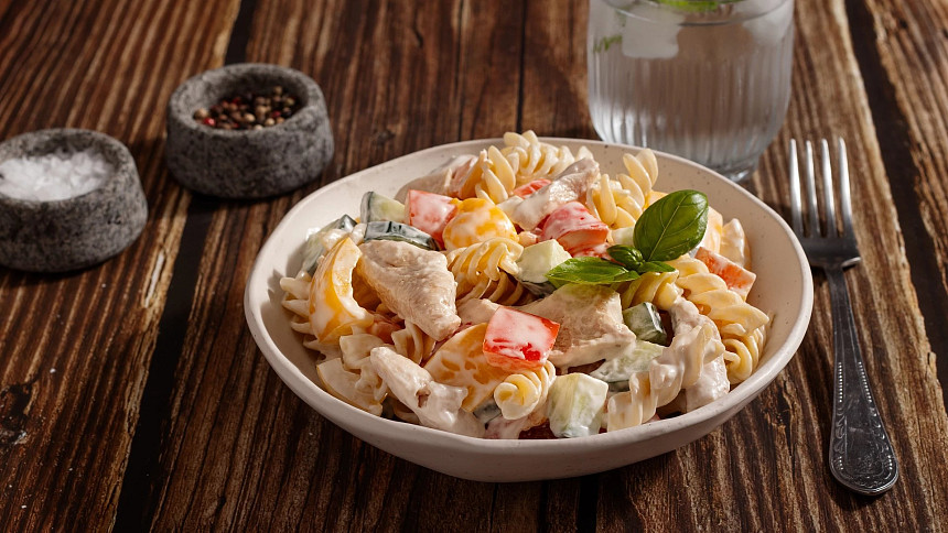 Těstovinový salát je oblíbeným pokrmem, který nezabere moc času na přípravu.