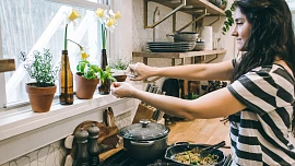 Byliny v kuchyni: Bazalka prospívá trávení. Jak ji vypěstovat doma za oknem?