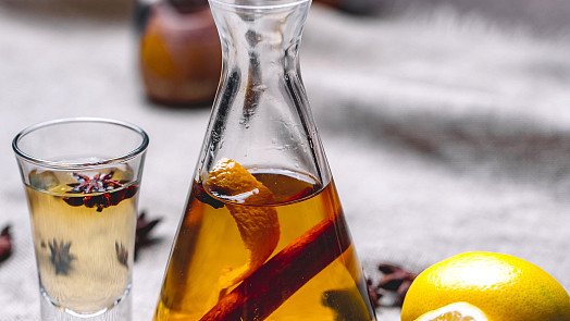 Posilněte se domácí benediktýnkou: Tajemný klášterní likér z bylin připravíte snadno, časem ještě získává na chuti