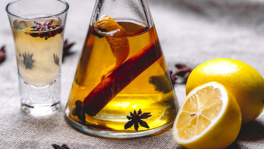 Posilněte se domácí benediktýnkou: Tajemný klášterní likér z bylin připravíte snadno, časem ještě získává na chuti