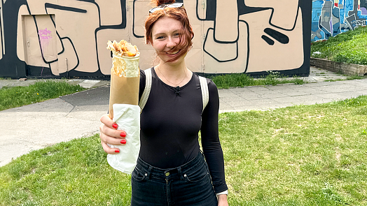 VIDEO: Eliška testuje pražské kebabárny. Sázkou na jistotu je shawarma na Žižkově jen za 160 Kč