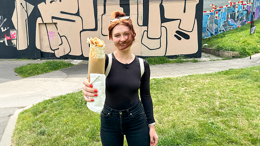 VIDEO: Eliška testuje pražské kebabárny. Sázkou na jistotu je shawarma na Žižkově jen za 160 Kč
