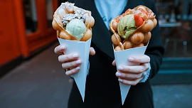 Bubble waffle aneb vafle s bublinkami: Dejte si je na pouti, nebo připravte doma. Naplněné šlehačkou, čokoládou a ovocem chutnají skvěle