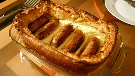 Žába v díře aneb Klobása zapečená v „pudinku“. Starý recept britské kuchyně chutná navzdory názvu překvapivě skvěle