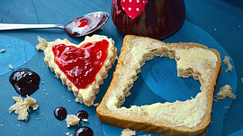 7 nezdravých kombinací: Proč byste neměli dávat do čaje mléko a potírat toust marmeládou