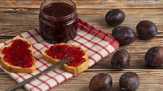 Kořeněná zavařenina ze švestek: Voní skořicí, vanilkou a rumem a příprava zabere sotva půl hodinky