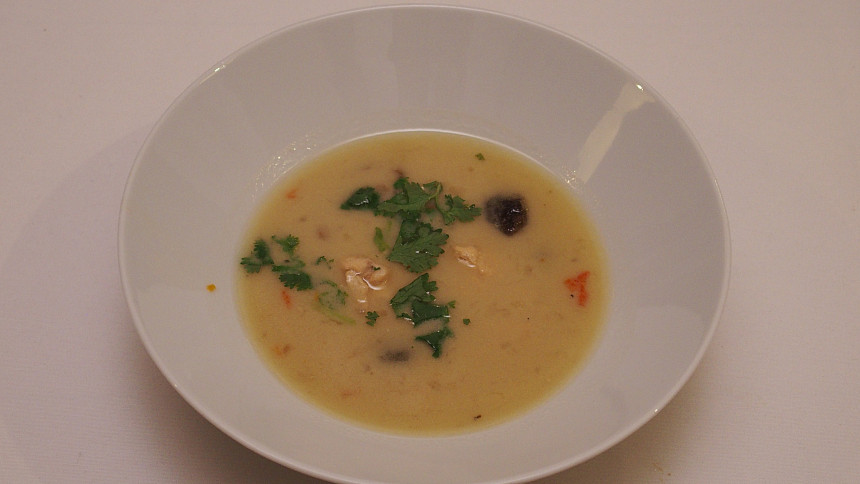 Typická chuť thajska - polévka Tom kha kai v sobě skrývá kyselost, pálivost i sladkost.