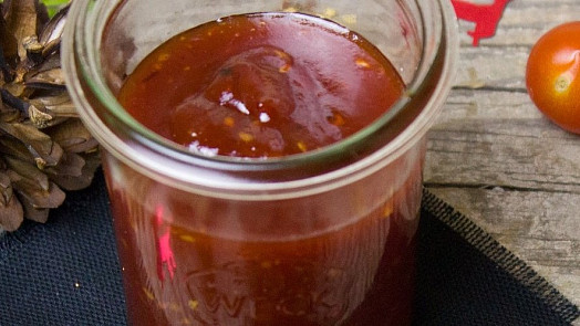 Recept na skvělý rajčatový džem: Provoněný skořicí a hřebíčkem a dochucený špetkou pepře chutná fantasticky