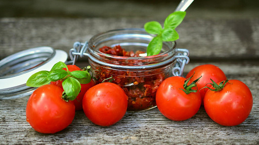 Připravte si ta nejlepší sušená rajčata. Sušit je můžete nejen na slunci, ale i v sušičce a v troubě