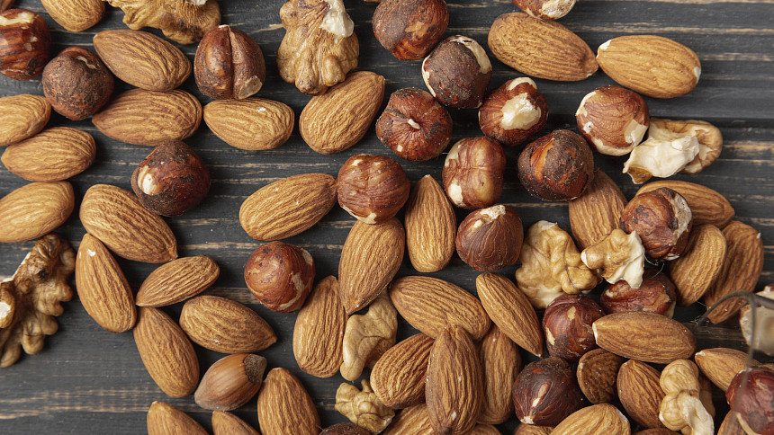 Ořechy jsou nepostradatelnou surovinou při vánočním pečení.