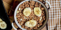 Hit mezi sladkými snídaněmi: Pečené vločky baked oats chutnají jako vláčný koláček a obyčejnou kaši strčí do kapsy