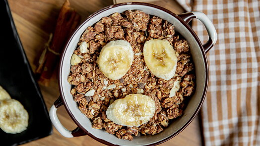 Hit mezi sladkými snídaněmi: Pečené vločky baked oats chutnají jako vláčný koláček a obyčejnou kaši strčí do kapsy