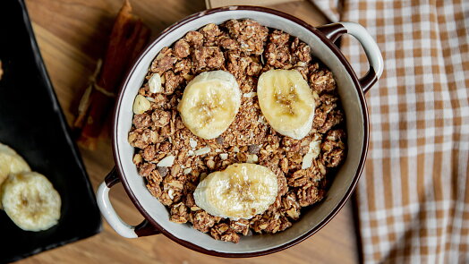 Hit mezi sladkými snídaněmi: Pečené vločky baked oats chutnají jako vláčný koláček a obyčejnou kaši strčí do kapsy