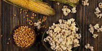 Jak na domácí popcorn? Příprava zabere pár minut a díky přepuštěnému máslu zůstane křupavý i po ochucení