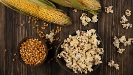 Jak na domácí popcorn? Příprava zabere pár minut a díky přepuštěnému máslu zůstane křupavý i po ochucení