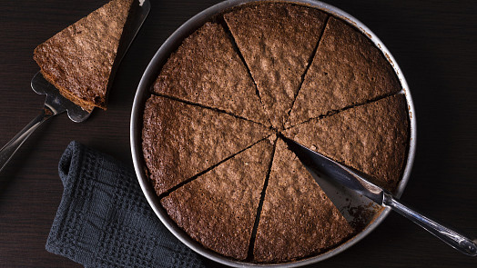 Úžasně vláčný švédský dort kladdkaka je plný kakaa a hotový jej budete mít do půl hodiny