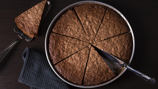 Úžasně vláčný švédský dort kladdkaka je plný kakaa a hotový jej budete mít do půl hodiny