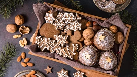 Skladujeme cukroví: Linecké do plechové krabice, perníčky do papírové, a aby byly vláčné, přidáme k nim jednu ingredienci