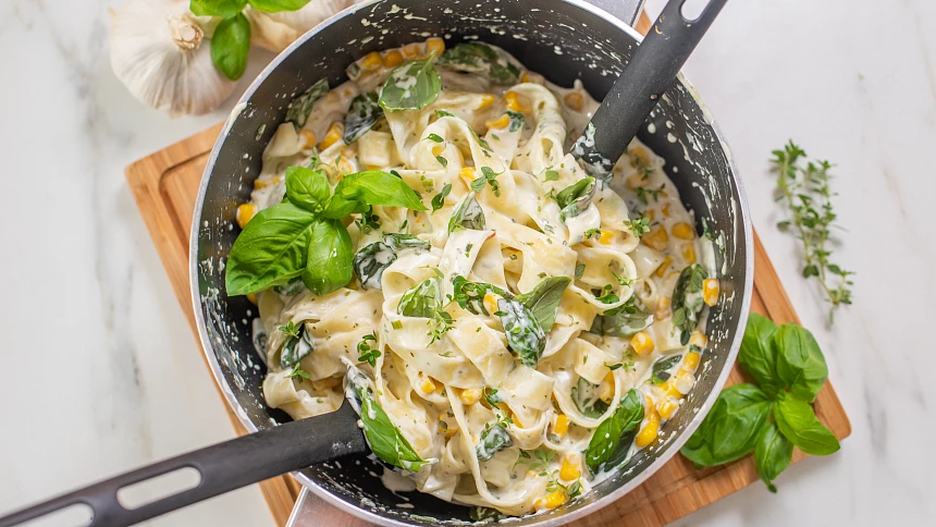 Pasta a basta! Jak uvařit těstoviny jako Ital? Fíglem je dát je do vody ve správný okamžik a pak ihned zamíchat. Co ještě nepodcenit?