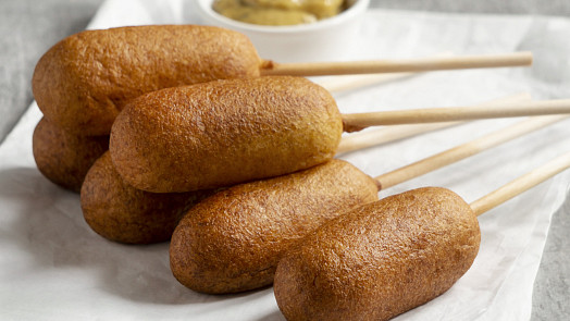 Corn dog aneb Párek v rohlíku na špejli. Slavnou americkou pouliční specialitu si snadno uděláte i doma