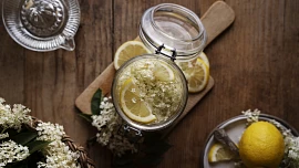 Jak připravit sirup z bezových květů zastudena: Kromě bezu stačí jen citron, cukr a správný postup